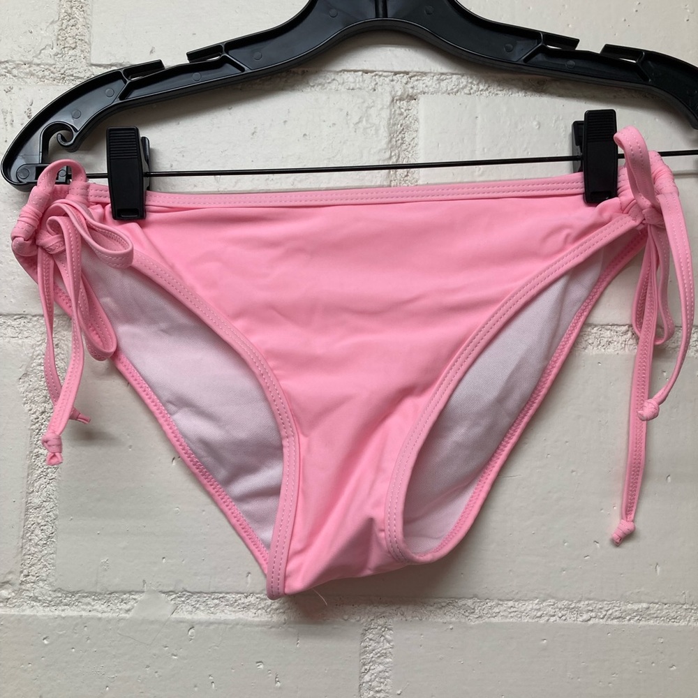 Pink bikini ๐ - Picture 3 of 4
